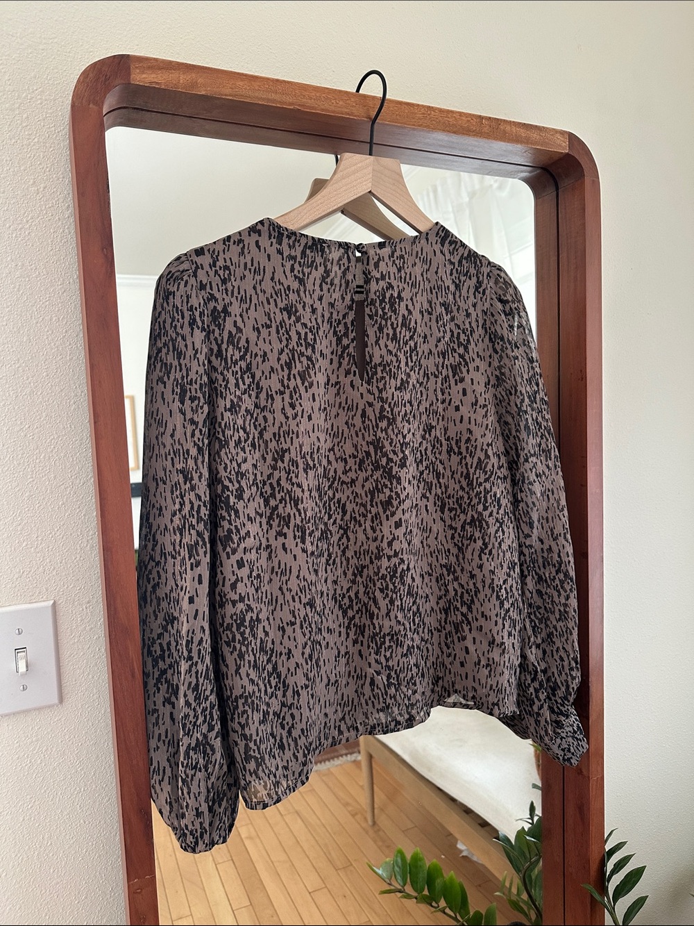 EVEREVE NEW Ida Lurex Blouse Sheer Metallic Taupe Long Sleeve Womens S - Picture 6 of 6